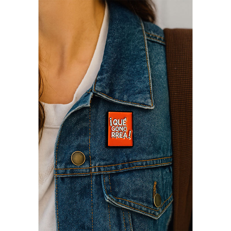 Pin Metálico ¡Qué Gonorrea!