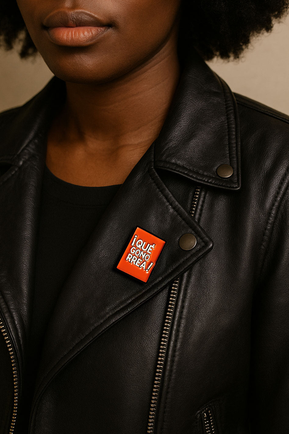 Pin Metálico ¡Qué Gonorrea!