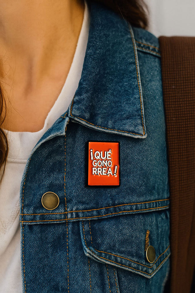 Pin Metálico ¡Qué Gonorrea!